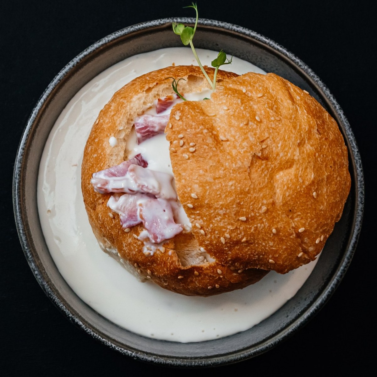 Сырный суп с беконом (в булочке)